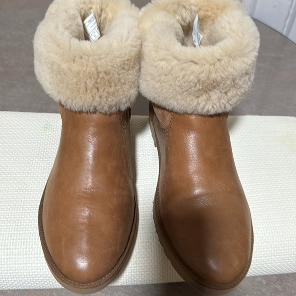 Women UGG Boots - Picture 4 of 6